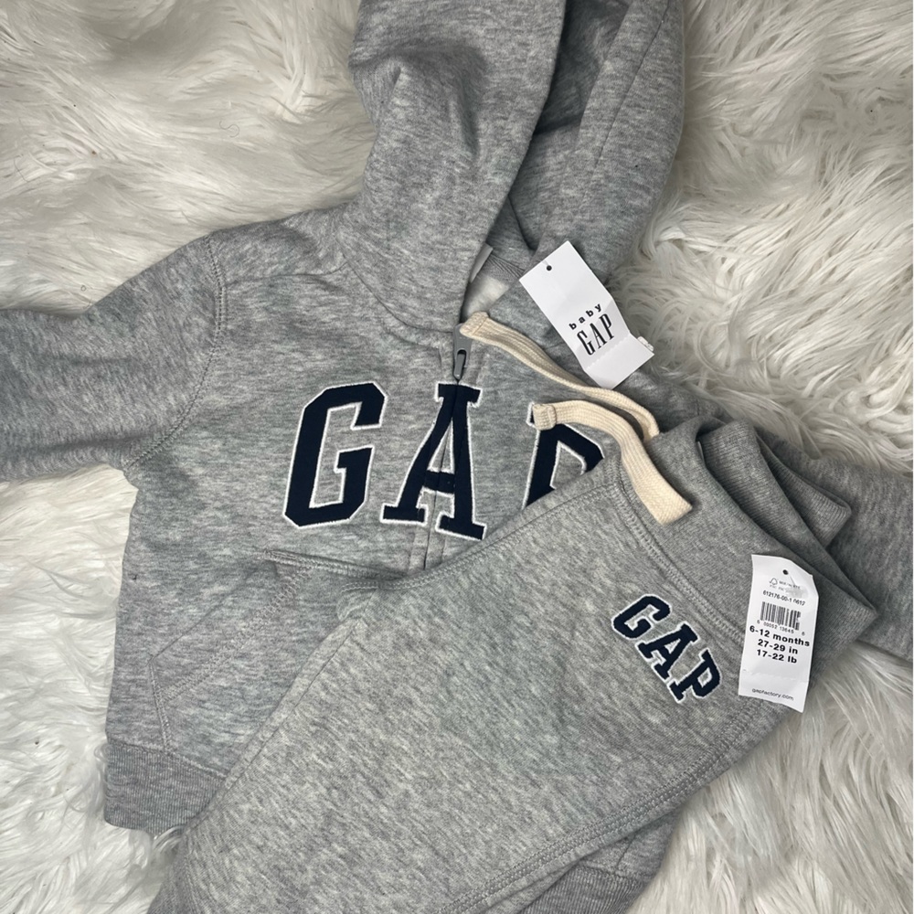 Brand New NWT Grey Baby Gap Jogger and Zip Up Hoodie Set size 6-12 months